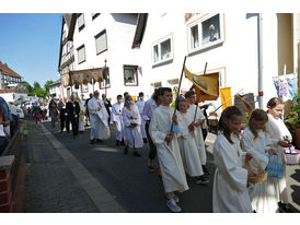 Fronleichnamsprozession durch die Straßen von Naumburg (Foto: Karl-Franz Thiede)